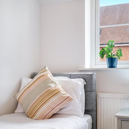 Foxherne 5Bdr 3Ba Serviced House With Parking - Slough By 360Stays Luaran gambar