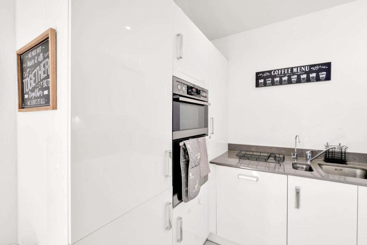 Foxherne 5Bdr 3Ba Serviced House With Parking - Slough By 360Stays Luaran gambar