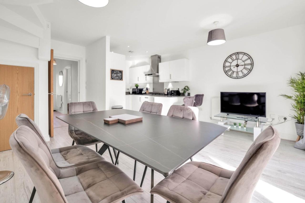 Foxherne 5Bdr 3Ba Serviced House With Parking - Slough By 360Stays Luaran gambar