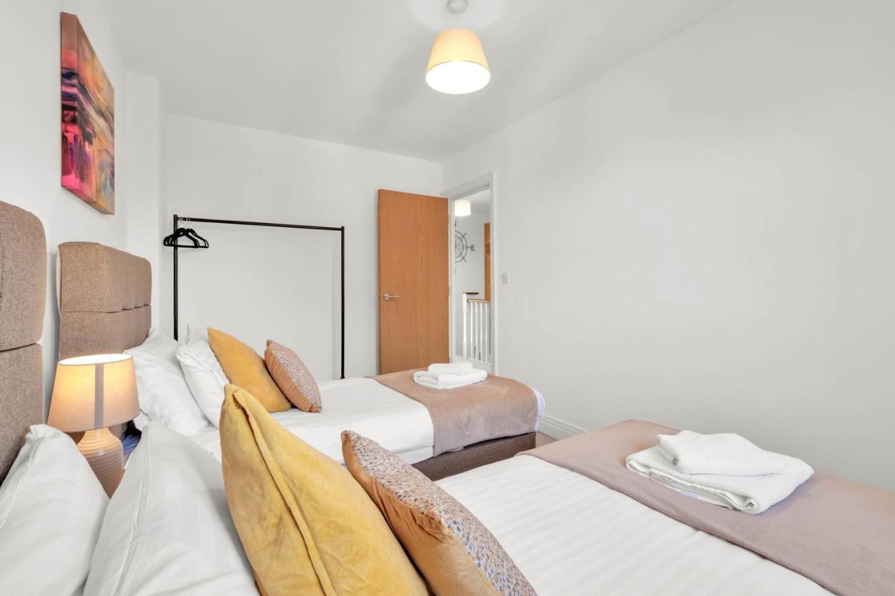 Foxherne 5Bdr 3Ba Serviced House With Parking - Slough By 360Stays Luaran gambar