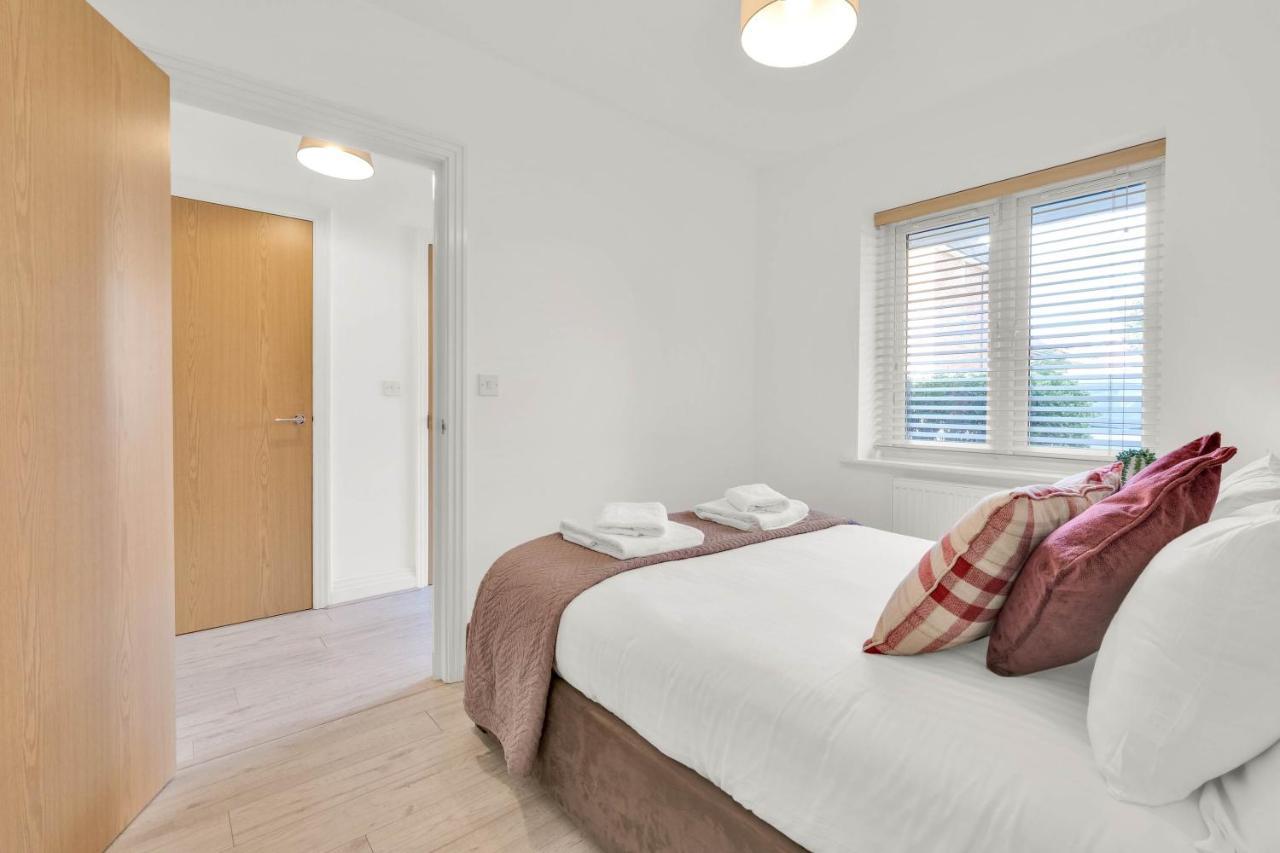 Foxherne 5Bdr 3Ba Serviced House With Parking - Slough By 360Stays Luaran gambar