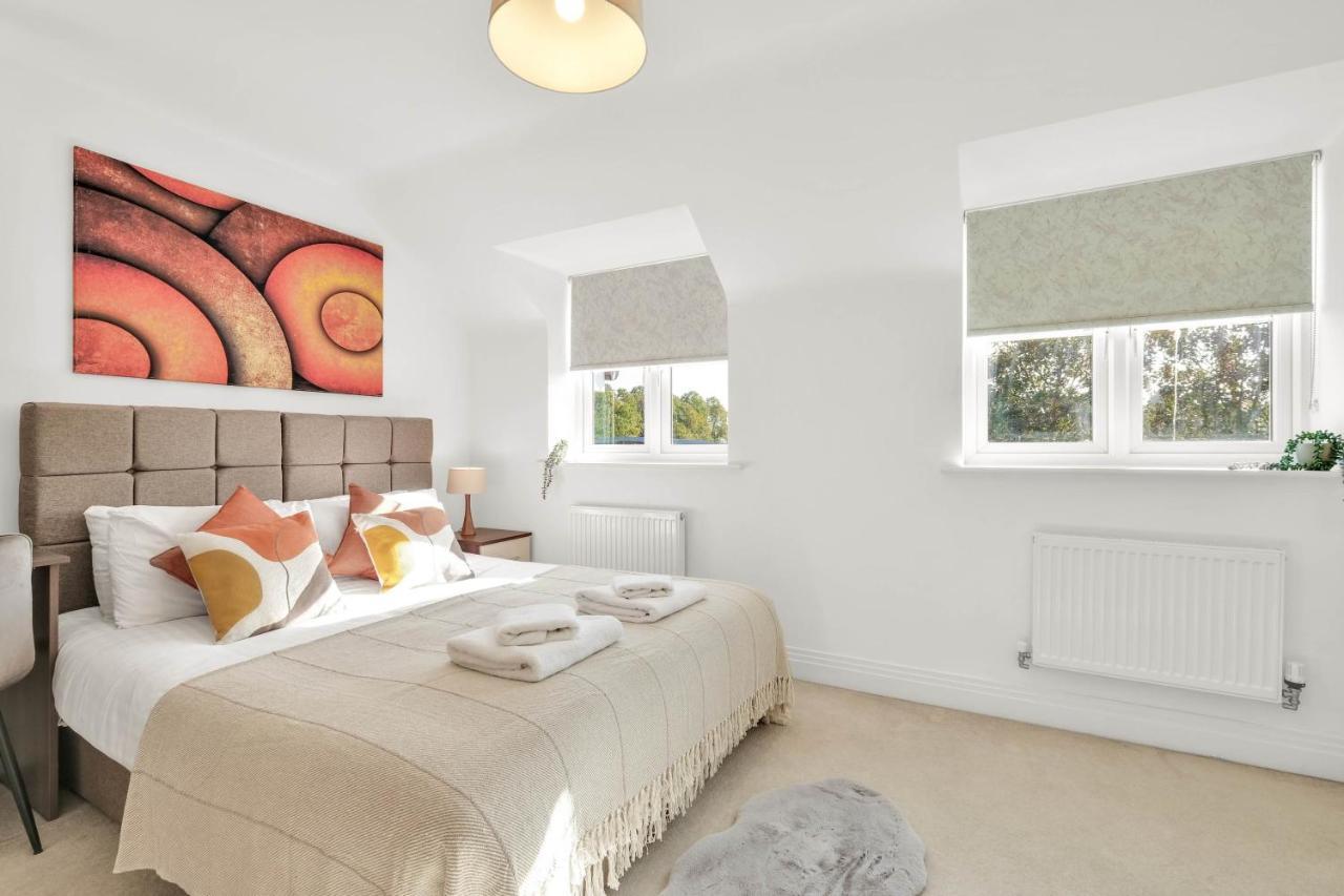 Foxherne 5Bdr 3Ba Serviced House With Parking - Slough By 360Stays Luaran gambar