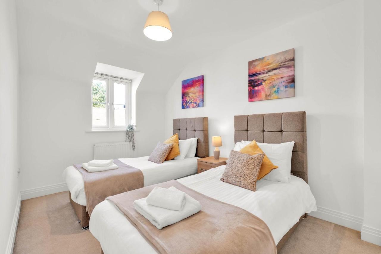 Foxherne 5Bdr 3Ba Serviced House With Parking - Slough By 360Stays Luaran gambar