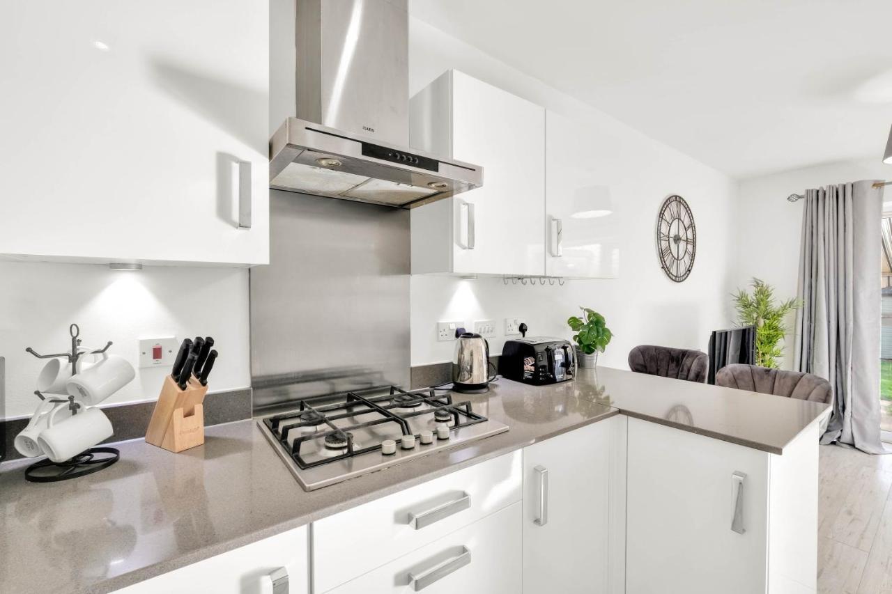 Foxherne 5Bdr 3Ba Serviced House With Parking - Slough By 360Stays Luaran gambar
