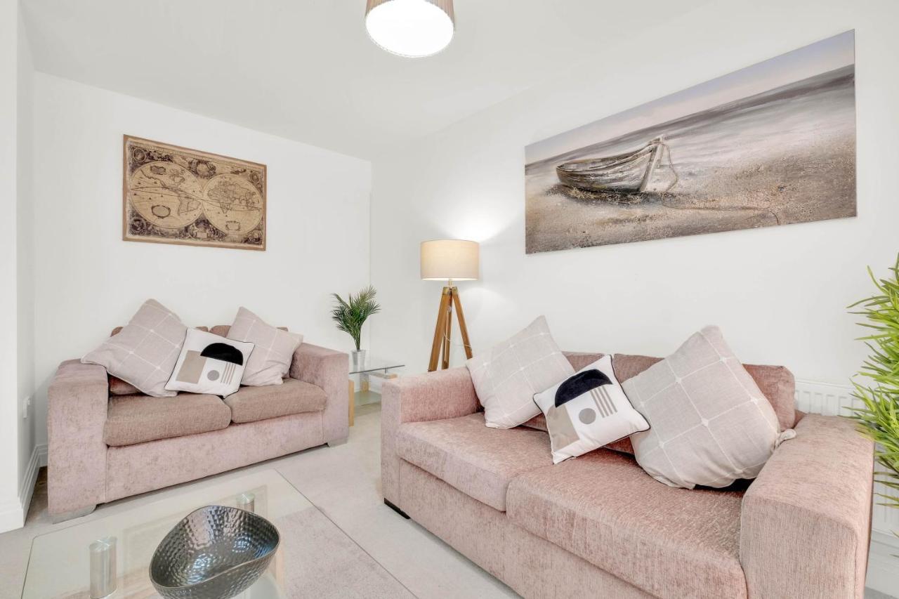 Foxherne 5Bdr 3Ba Serviced House With Parking - Slough By 360Stays Luaran gambar