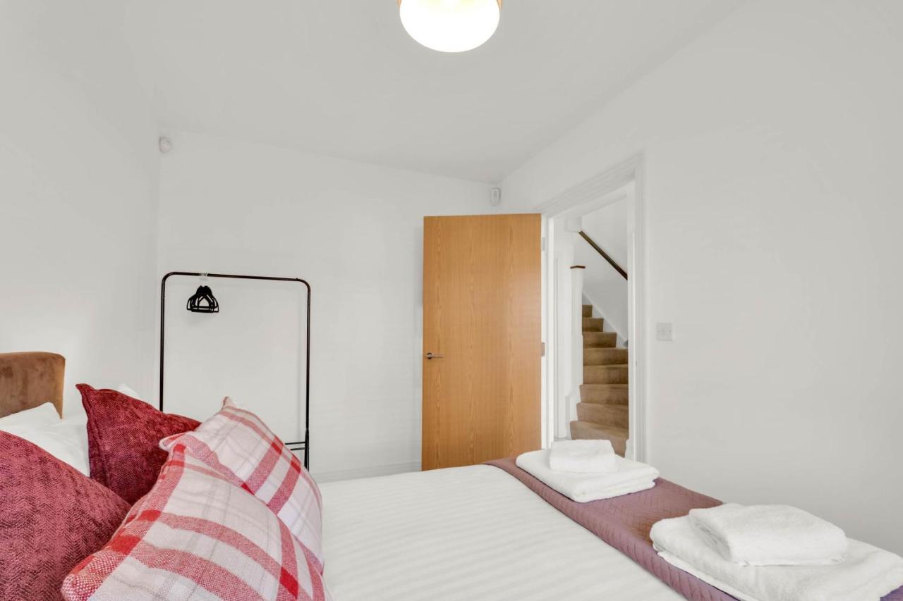 Foxherne 5Bdr 3Ba Serviced House With Parking - Slough By 360Stays Luaran gambar