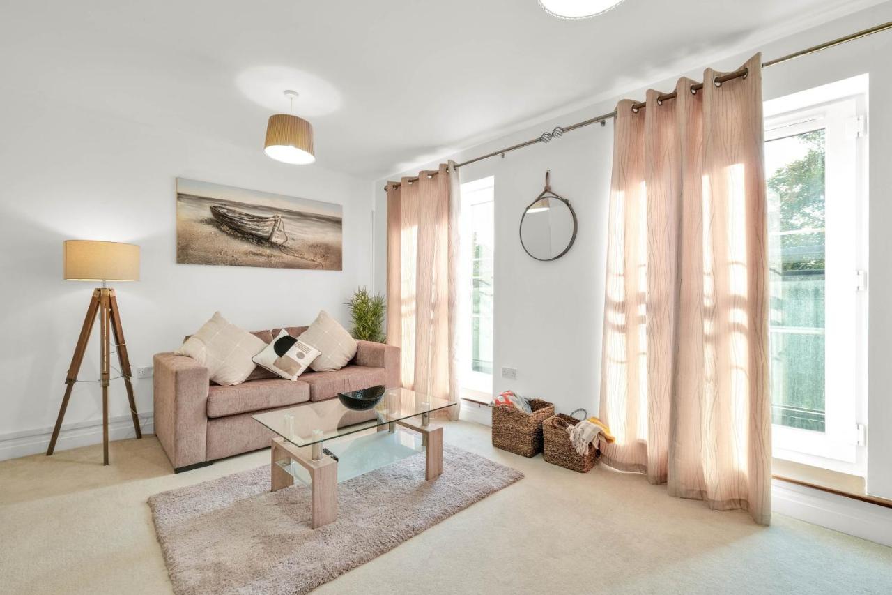 Foxherne 5Bdr 3Ba Serviced House With Parking - Slough By 360Stays Luaran gambar
