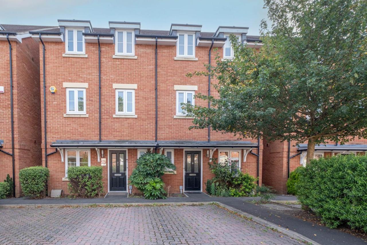 Foxherne 5Bdr 3Ba Serviced House With Parking - Slough By 360Stays Luaran gambar