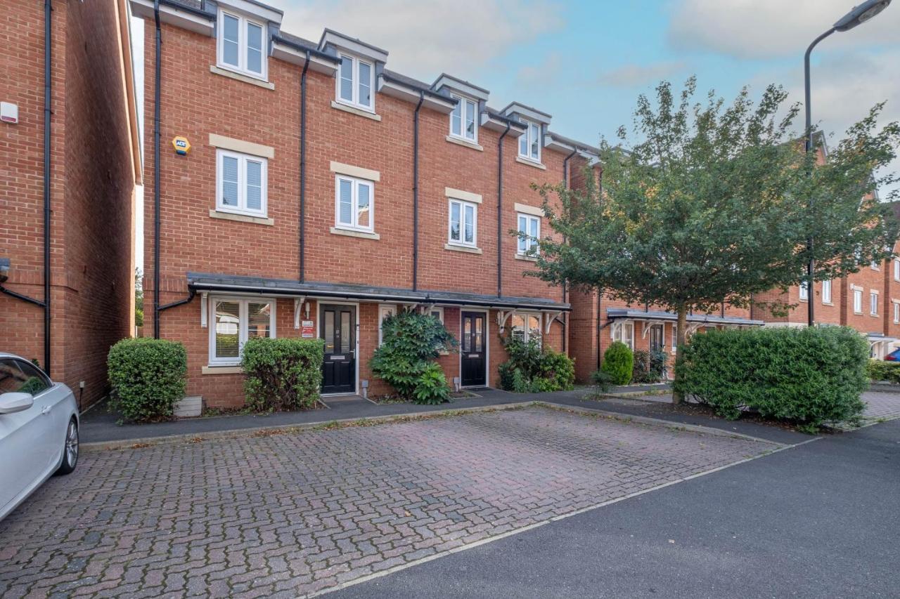 Foxherne 5Bdr 3Ba Serviced House With Parking - Slough By 360Stays Luaran gambar