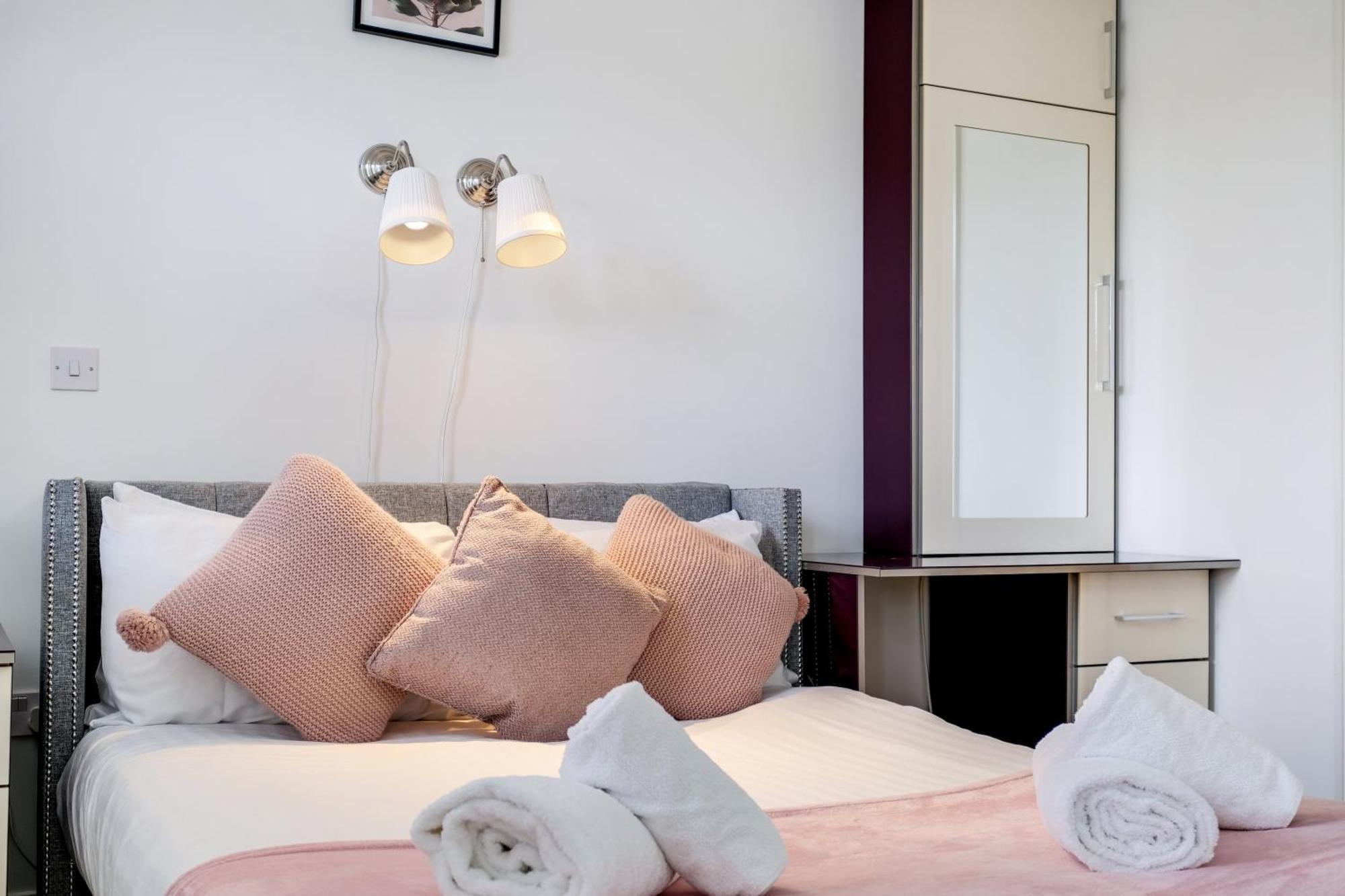 Foxherne 5Bdr 3Ba Serviced House With Parking - Slough By 360Stays Luaran gambar