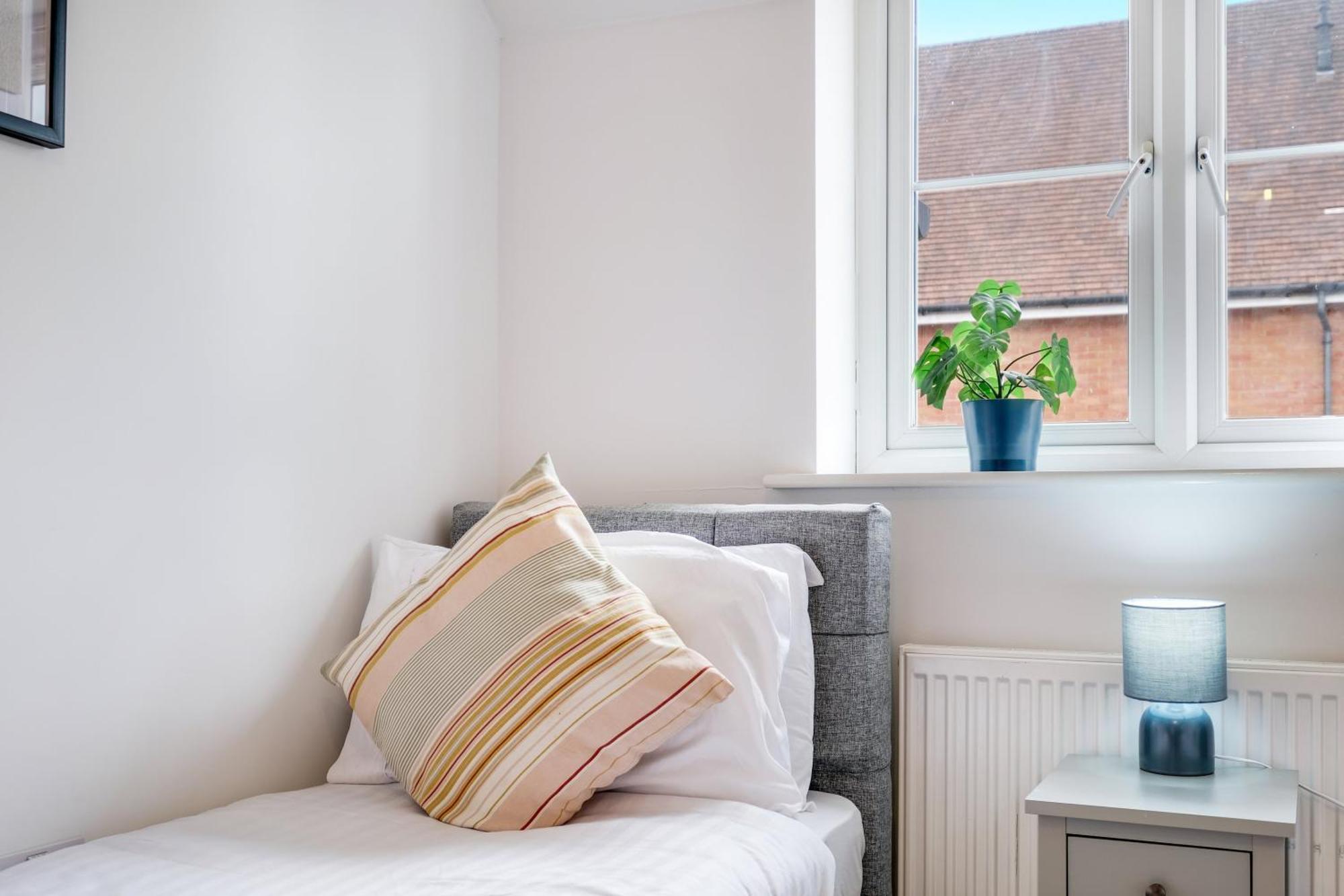 Foxherne 5Bdr 3Ba Serviced House With Parking - Slough By 360Stays Luaran gambar