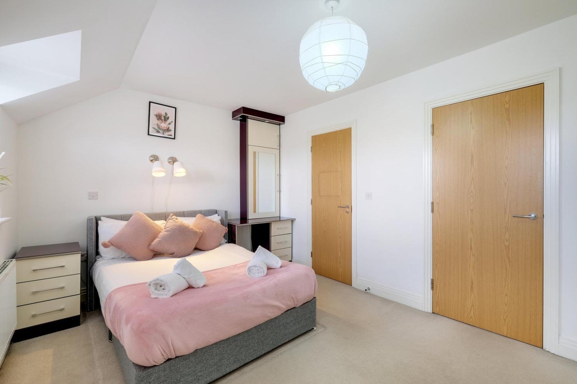Foxherne 5Bdr 3Ba Serviced House With Parking - Slough By 360Stays Luaran gambar