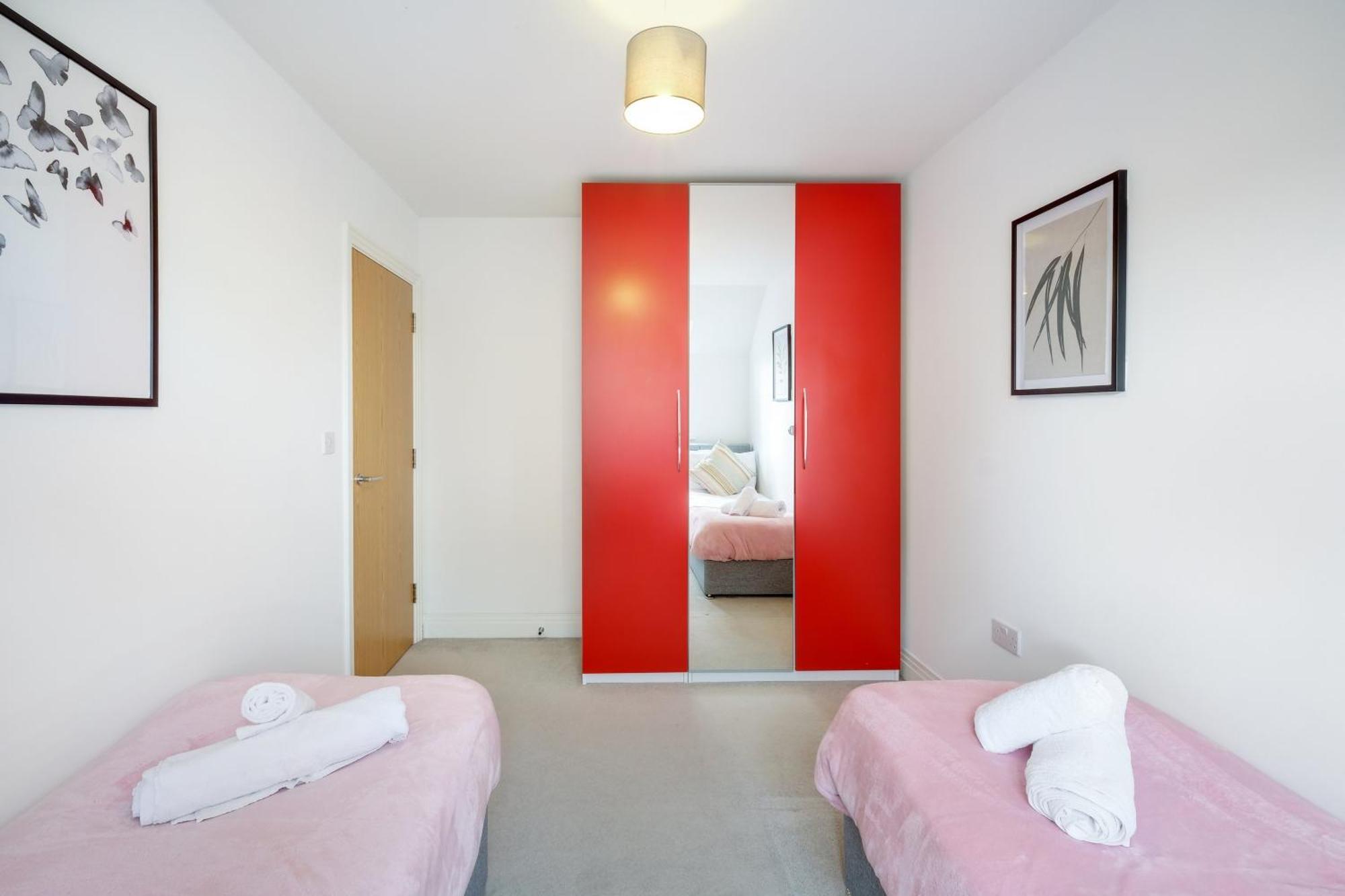 Foxherne 5Bdr 3Ba Serviced House With Parking - Slough By 360Stays Luaran gambar