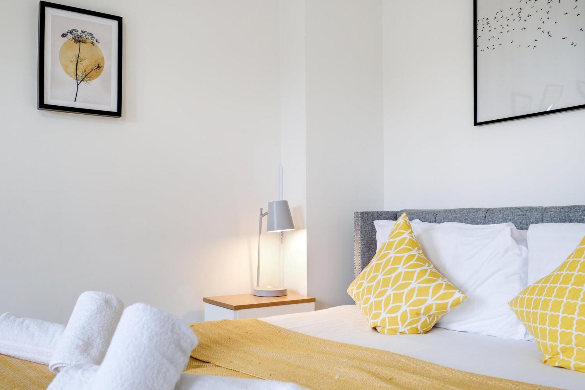 Foxherne 5Bdr 3Ba Serviced House With Parking - Slough By 360Stays Luaran gambar
