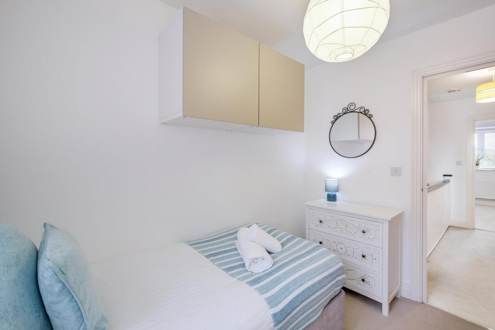 Foxherne 5Bdr 3Ba Serviced House With Parking - Slough By 360Stays Luaran gambar