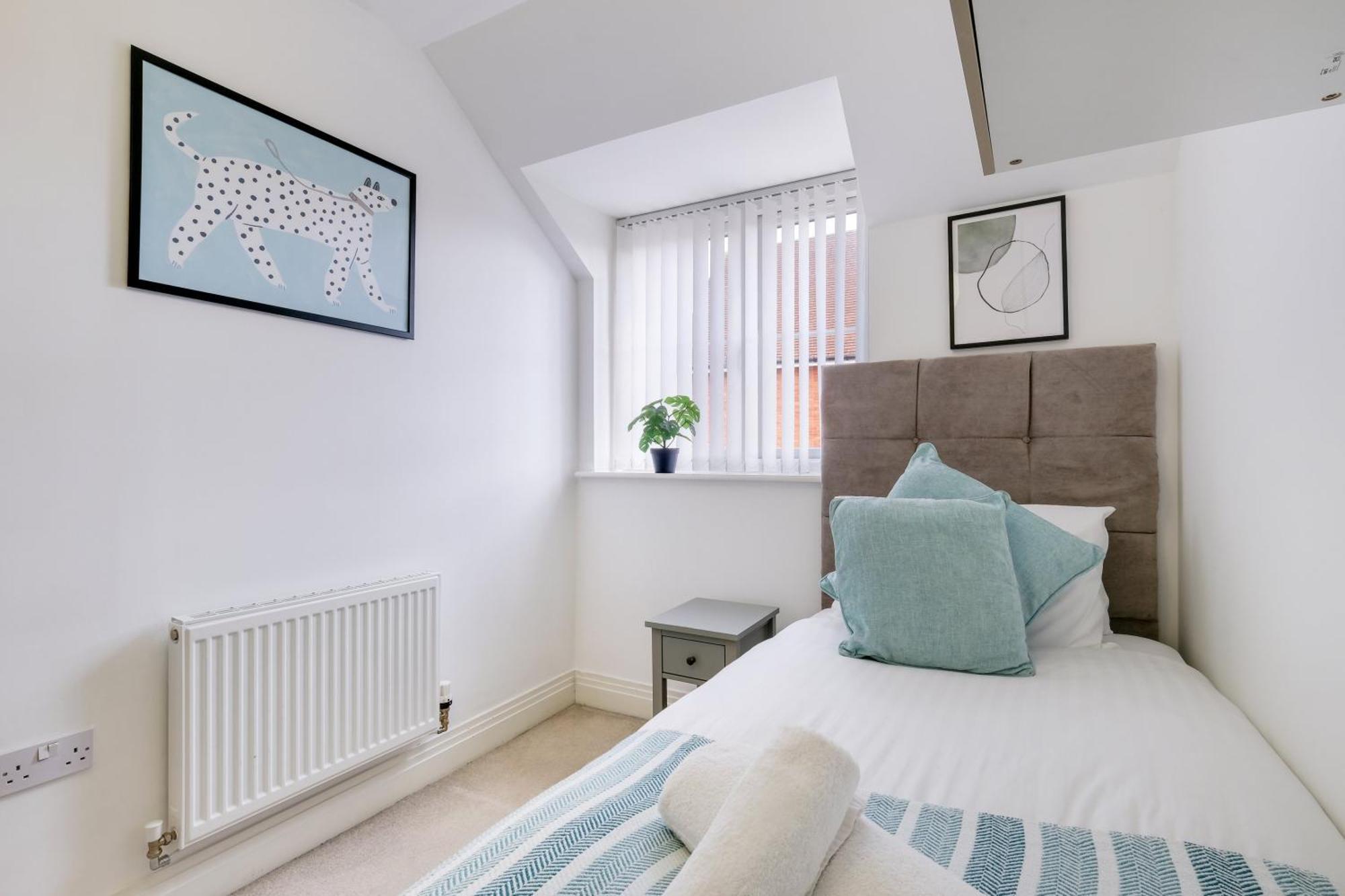 Foxherne 5Bdr 3Ba Serviced House With Parking - Slough By 360Stays Luaran gambar
