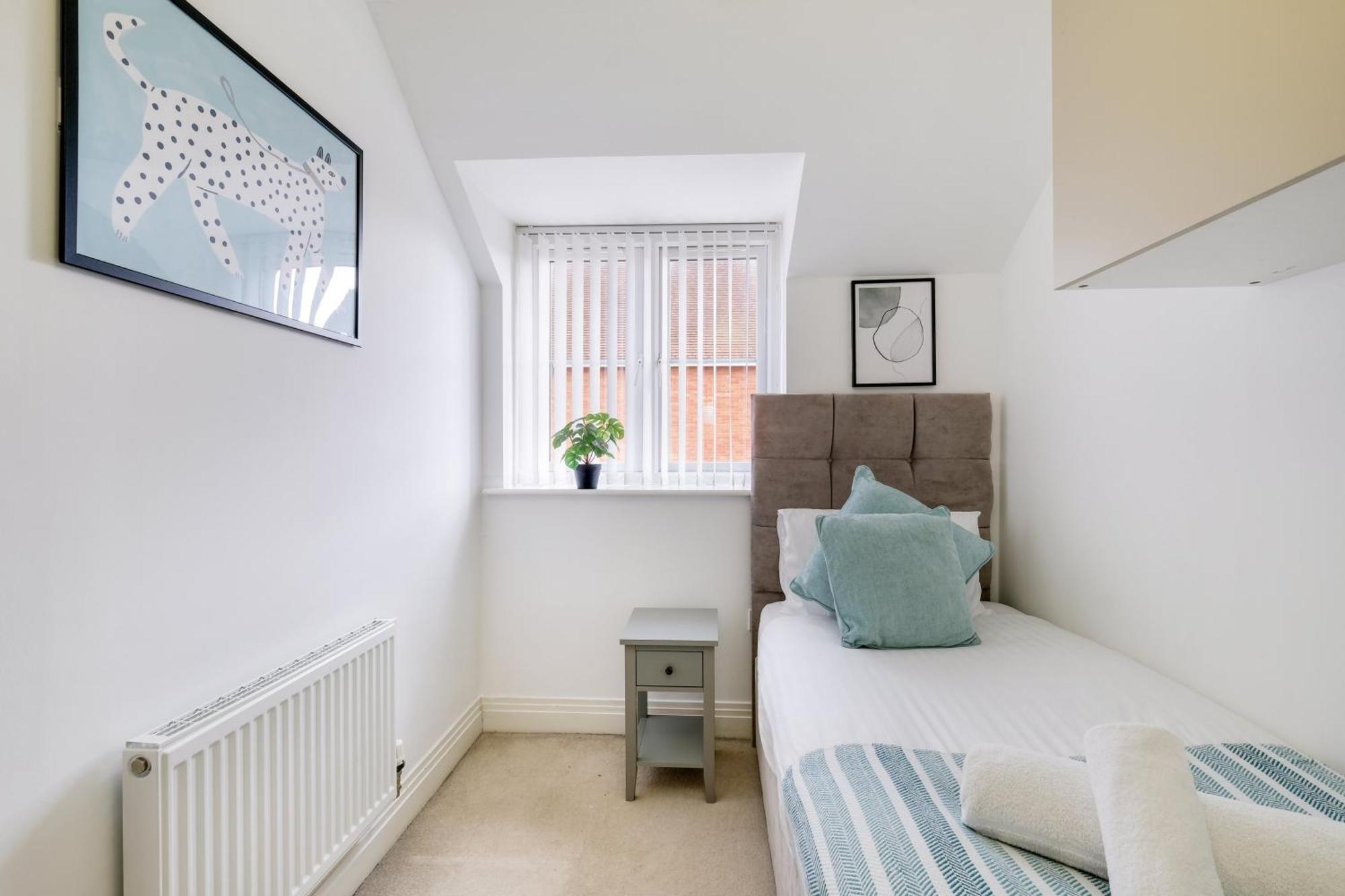 Foxherne 5Bdr 3Ba Serviced House With Parking - Slough By 360Stays Luaran gambar