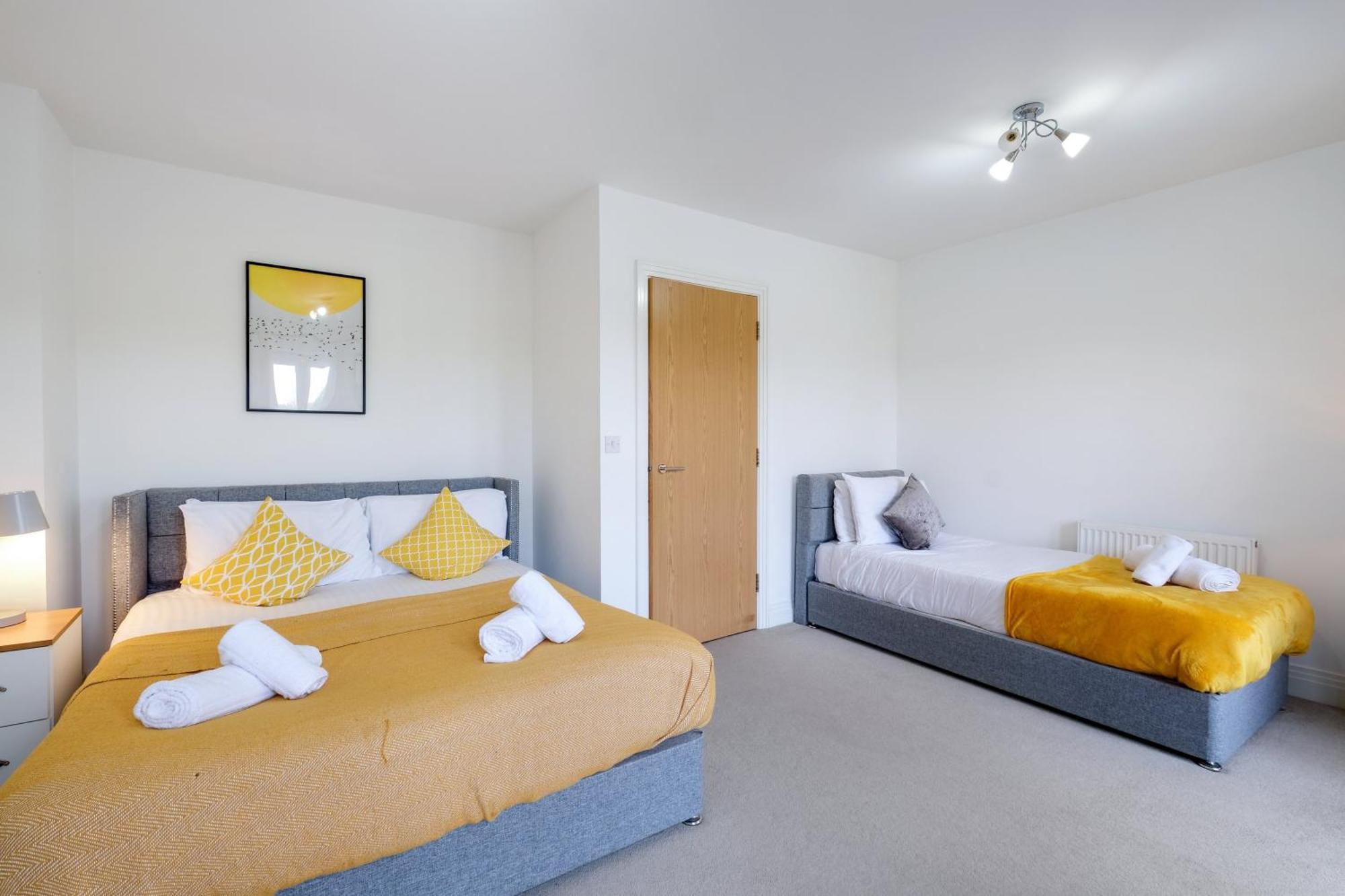 Foxherne 5Bdr 3Ba Serviced House With Parking - Slough By 360Stays Luaran gambar