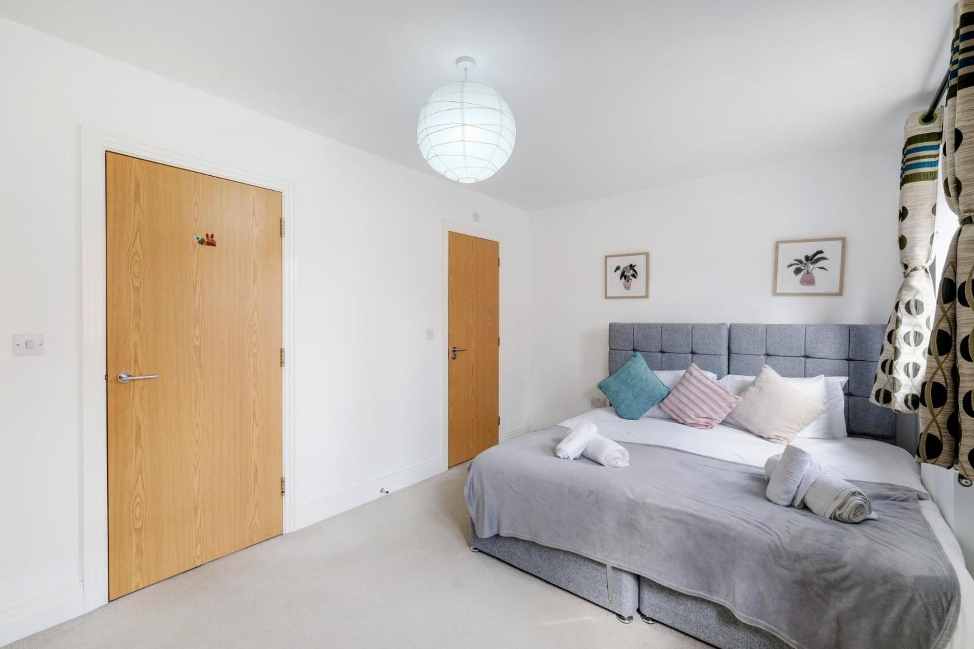 Foxherne 5Bdr 3Ba Serviced House With Parking - Slough By 360Stays Luaran gambar
