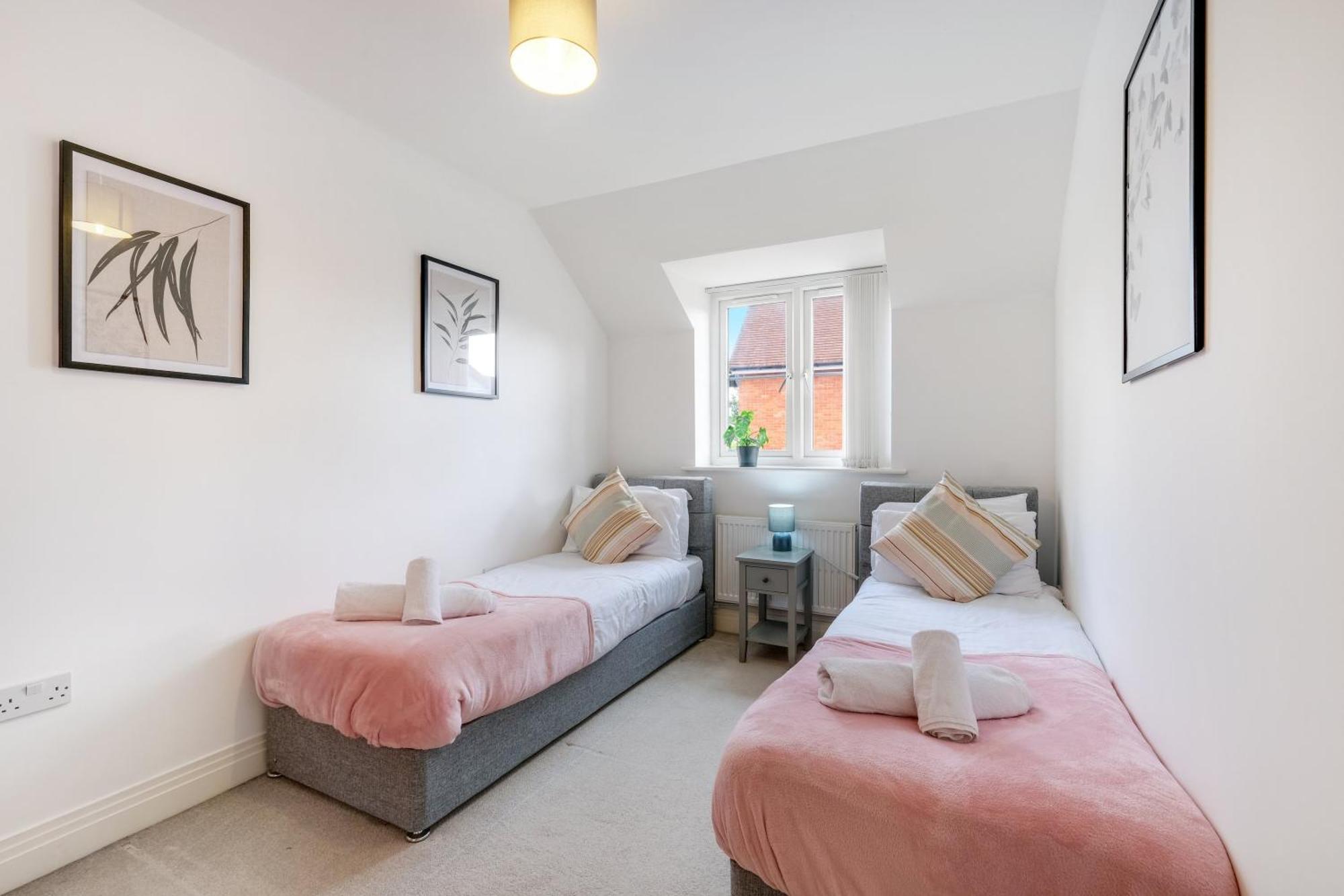 Foxherne 5Bdr 3Ba Serviced House With Parking - Slough By 360Stays Luaran gambar