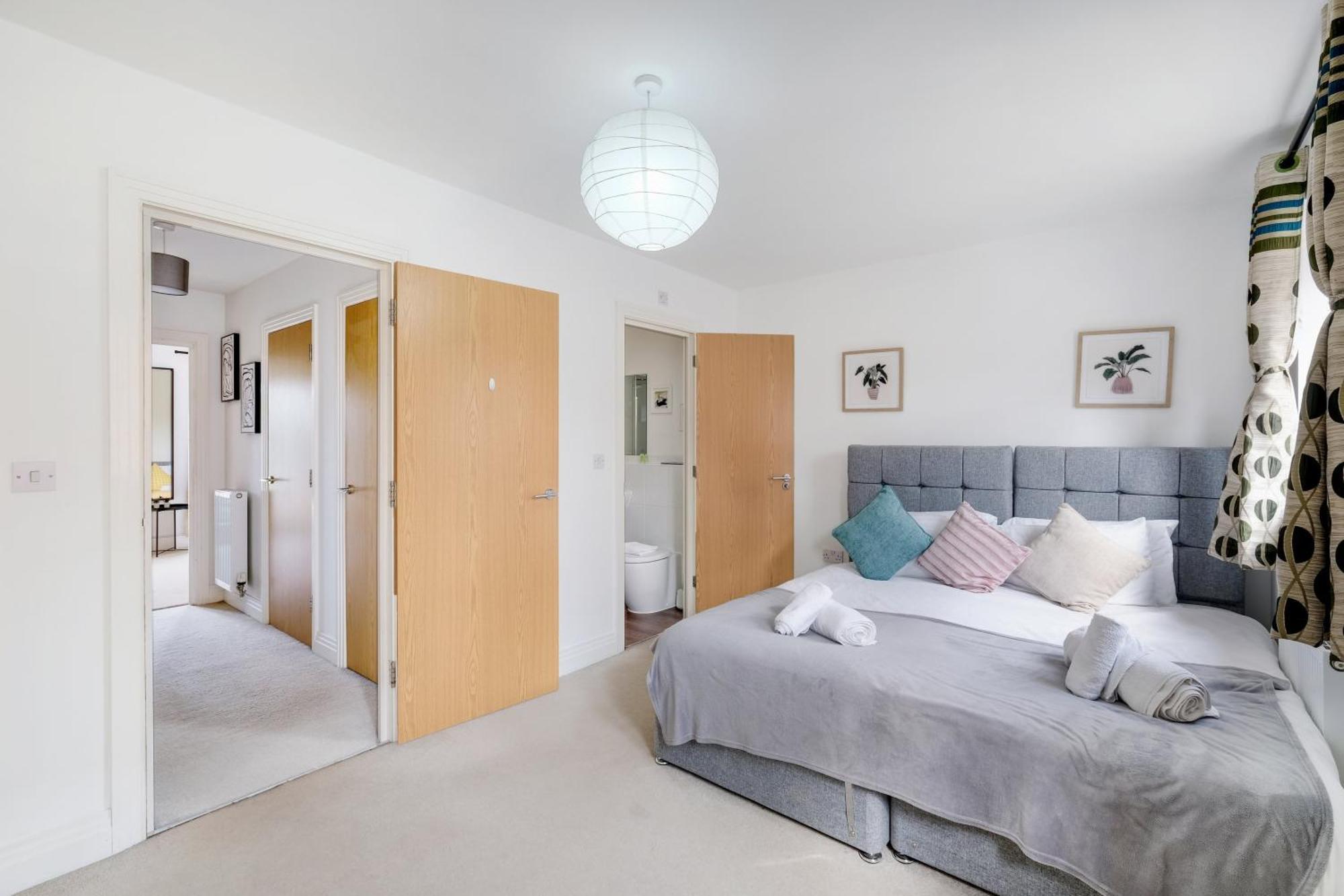 Foxherne 5Bdr 3Ba Serviced House With Parking - Slough By 360Stays Luaran gambar