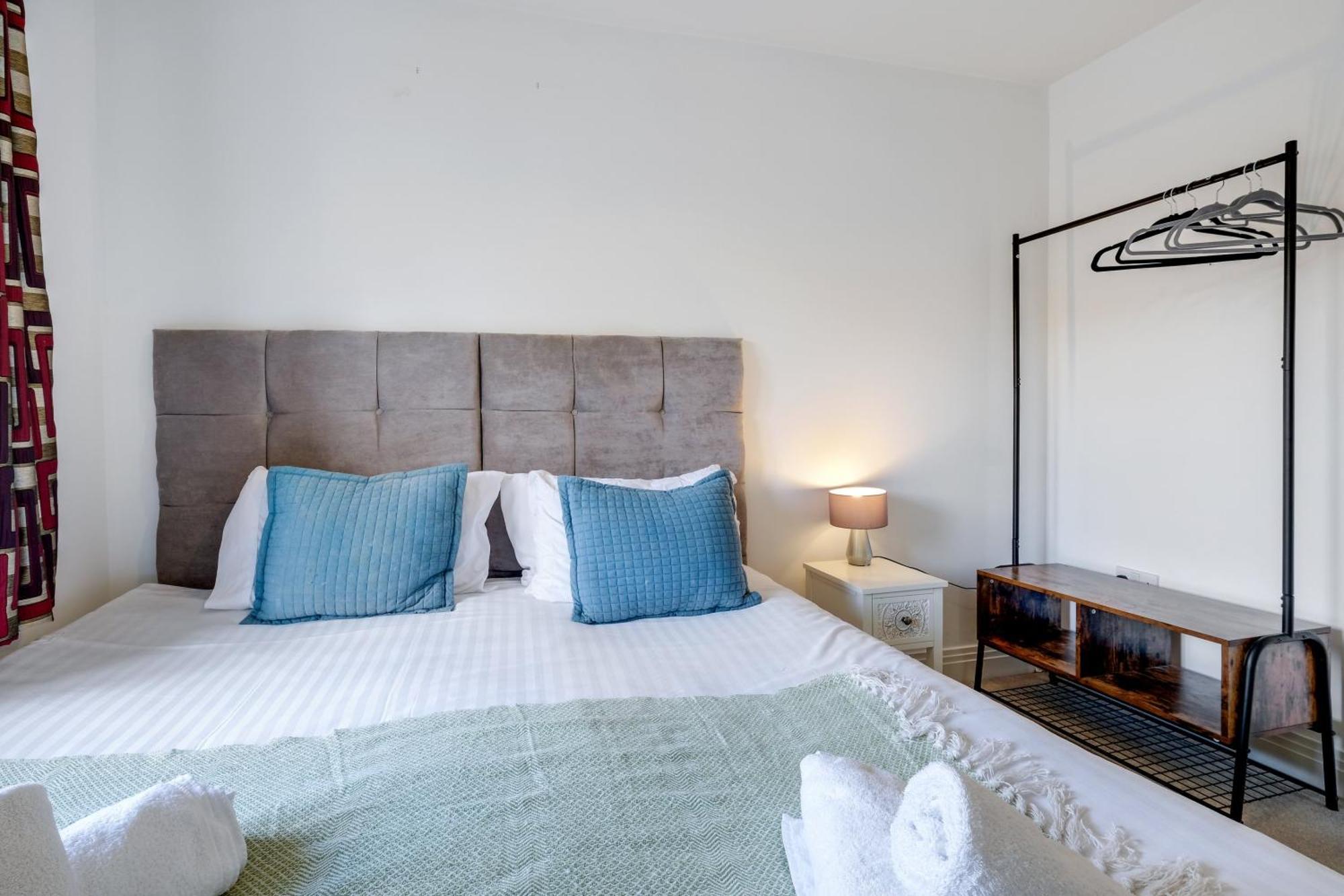 Foxherne 5Bdr 3Ba Serviced House With Parking - Slough By 360Stays Luaran gambar