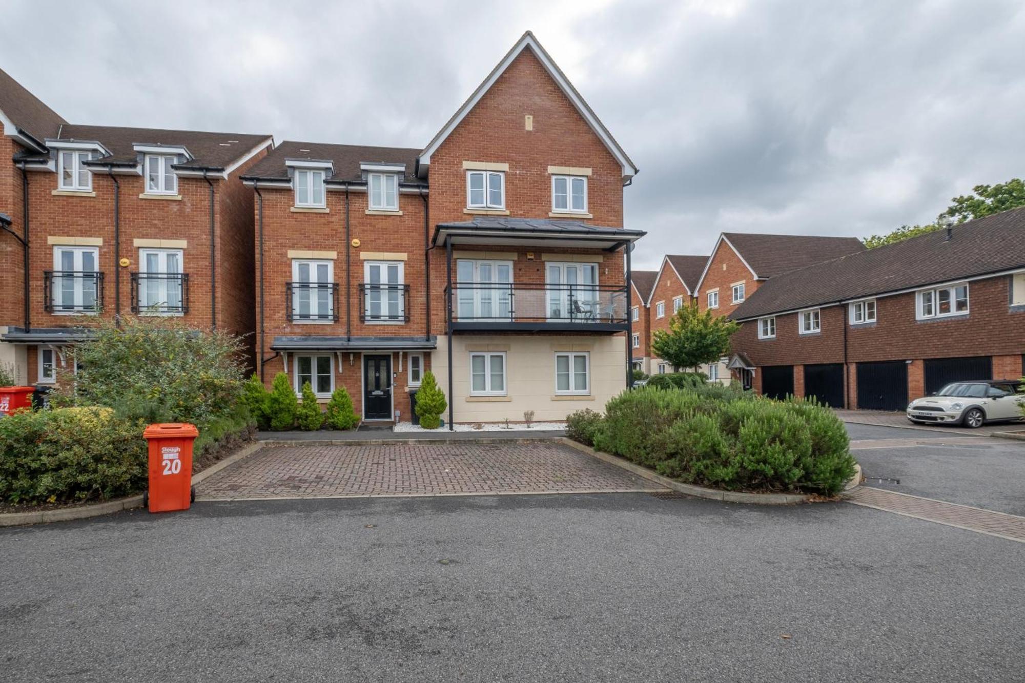Foxherne 5Bdr 3Ba Serviced House With Parking - Slough By 360Stays Luaran gambar