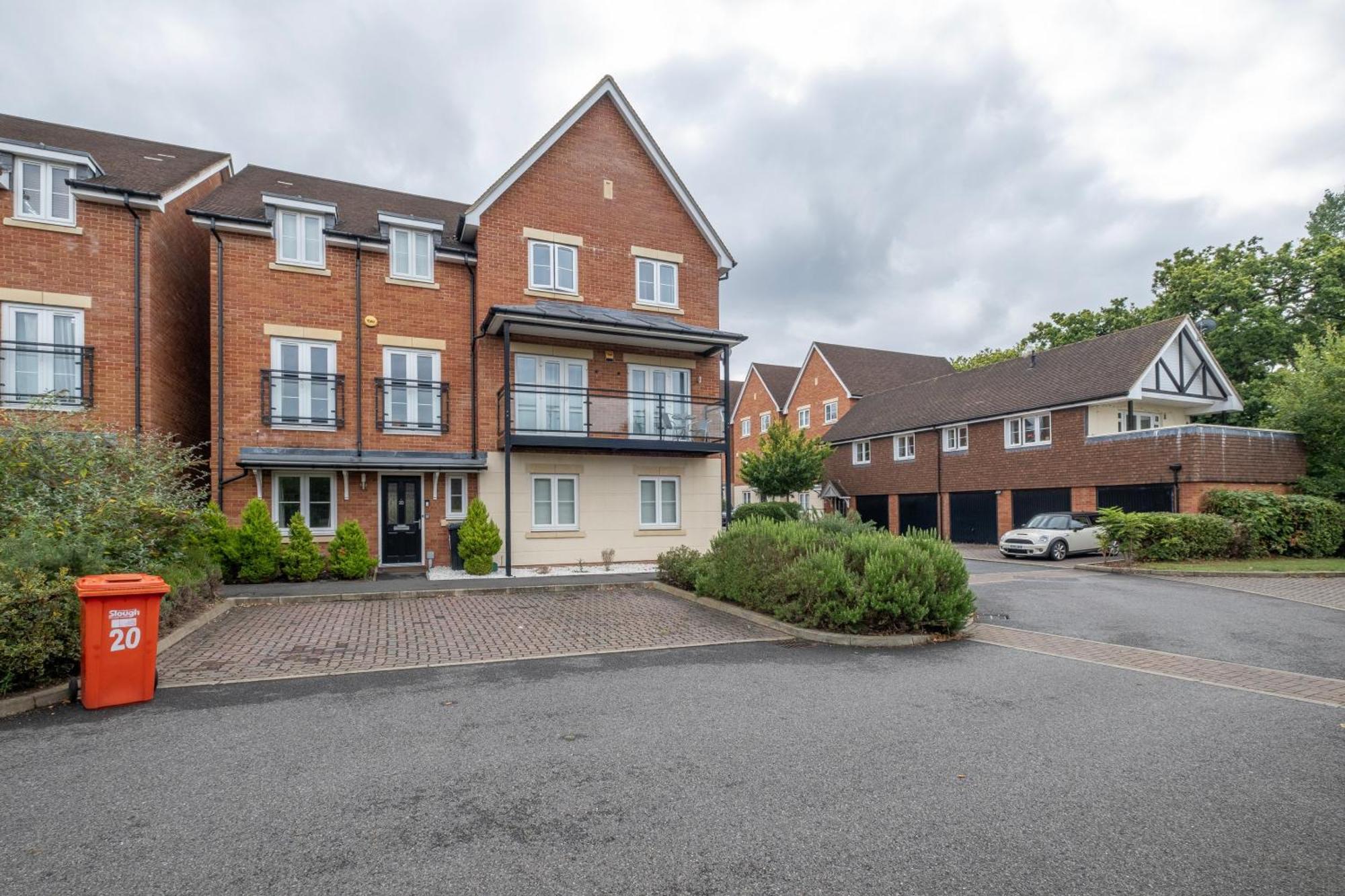 Foxherne 5Bdr 3Ba Serviced House With Parking - Slough By 360Stays Luaran gambar